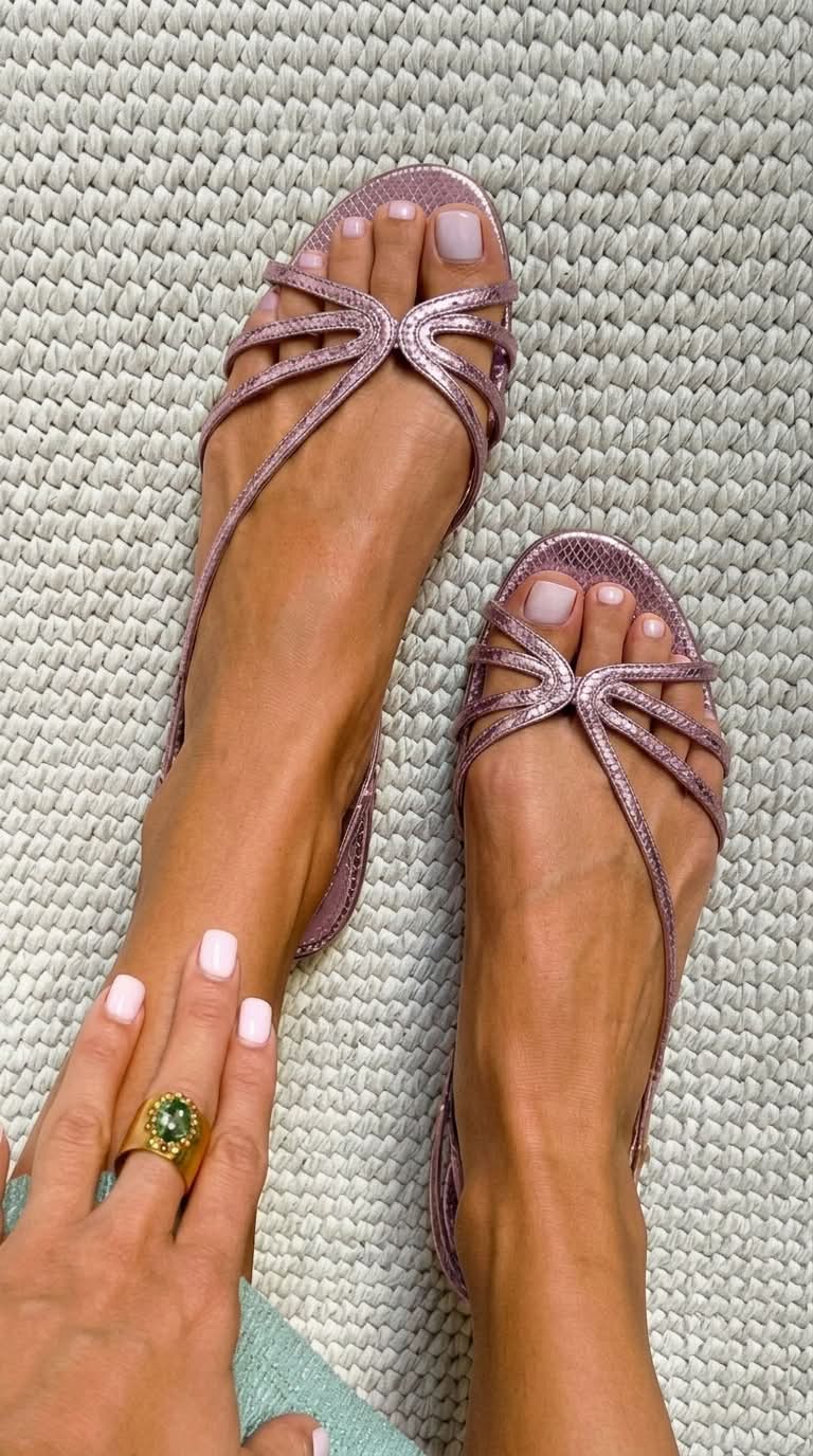 SANDALIAS DORADAS ELEGANCIA VERANIEGA