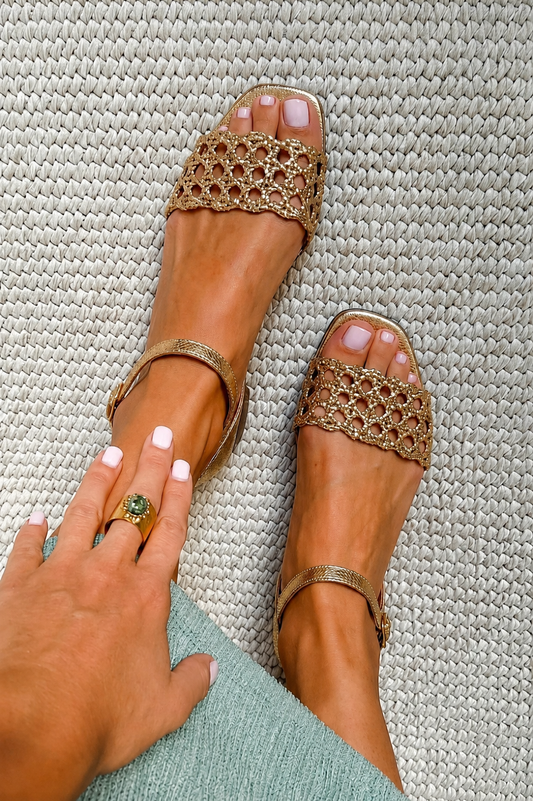 SANDALIAS DORADAS DE ENSUEÑO PARA EL VERANO