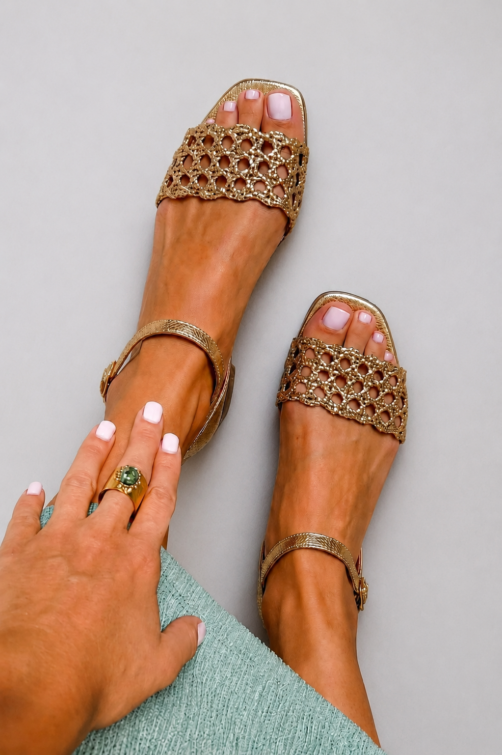 SANDALIAS DORADAS DE ENSUEÑO PARA EL VERANO