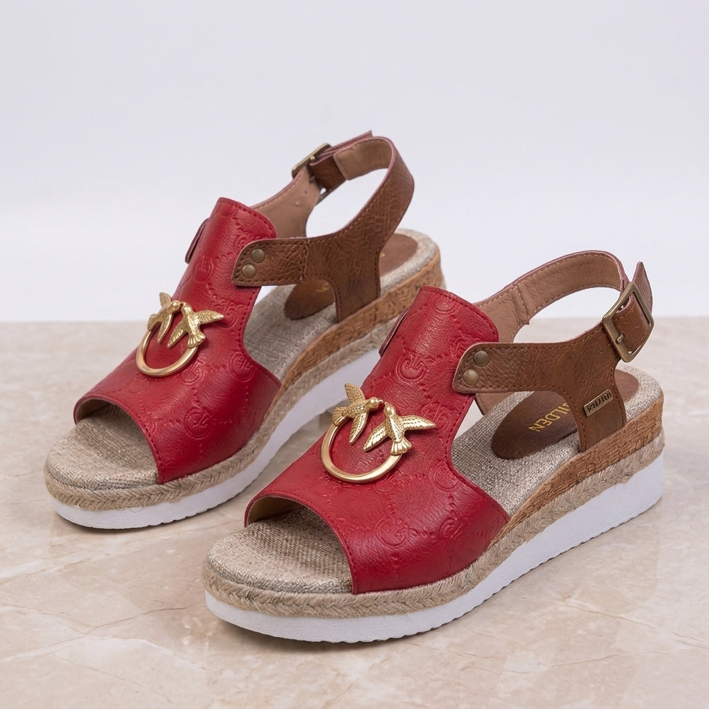 SANDALIAS DE CUÑA CON DETALLES METÁLICOS