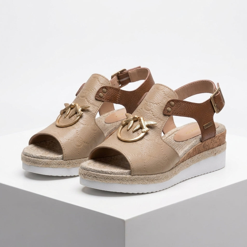 SANDALIAS DE CUÑA CON DETALLES METÁLICOS