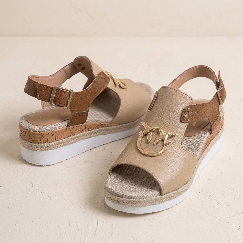 SANDALIAS DE CUÑA CON DETALLES METÁLICOS