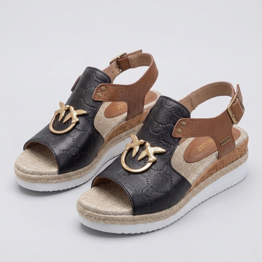 SANDALIAS DE CUÑA CON DETALLES METÁLICOS