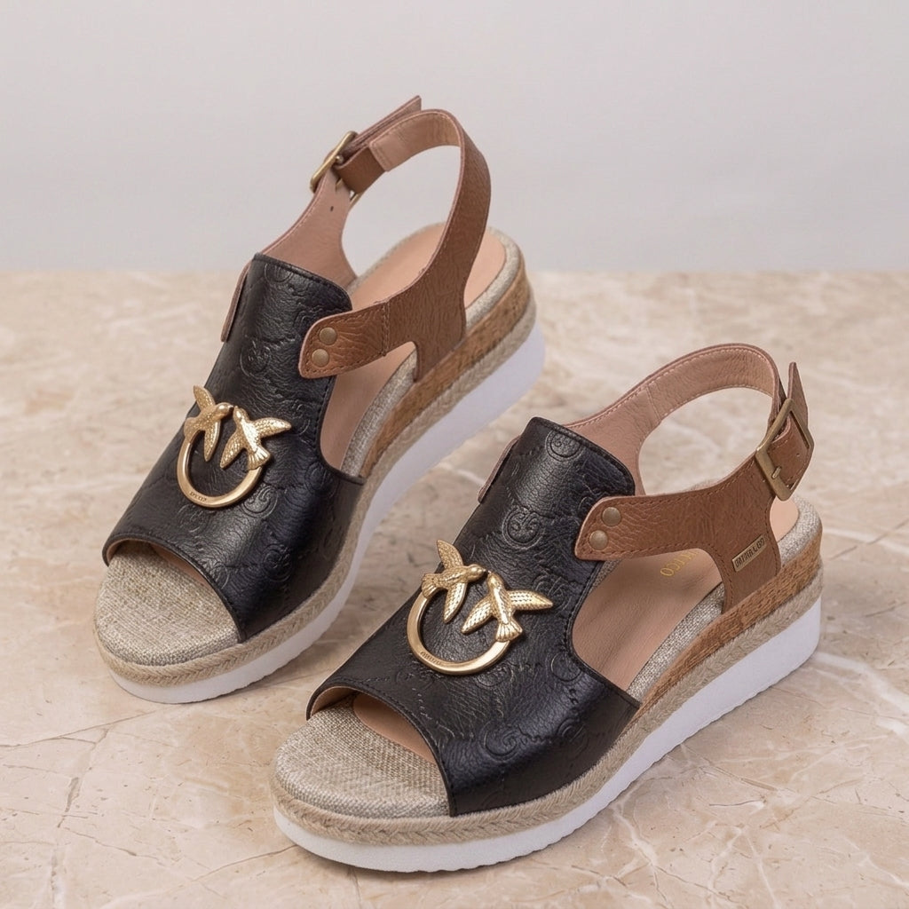 SANDALIAS DE CUÑA CON DETALLES METÁLICOS