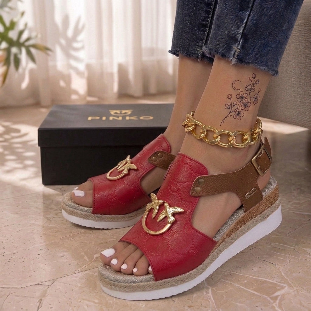 SANDALIAS DE CUÑA CON DETALLES METÁLICOS