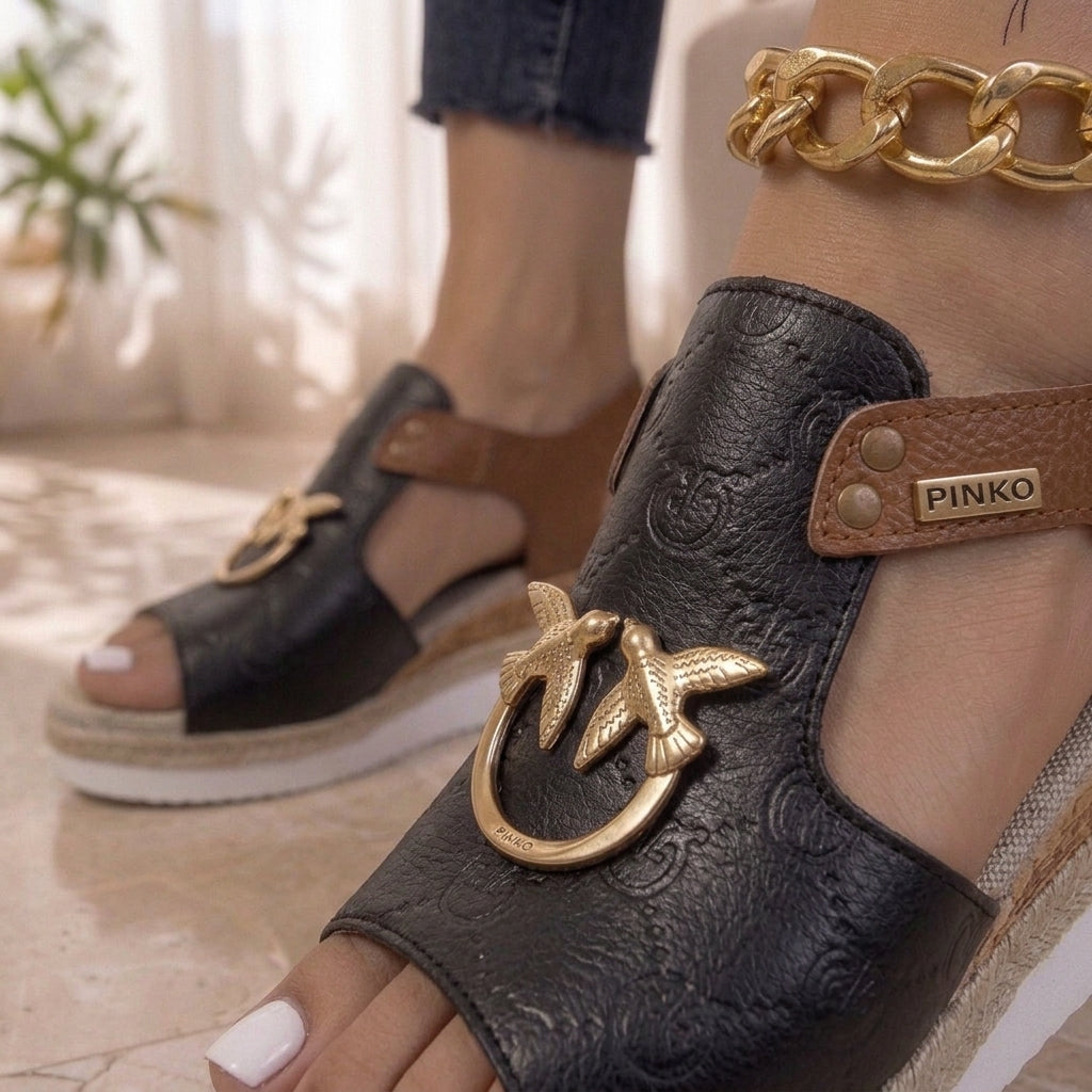 SANDALIAS DE CUÑA CON DETALLES METÁLICOS