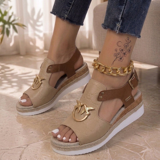 SANDALIAS DE CUÑA CON DETALLES METÁLICOS