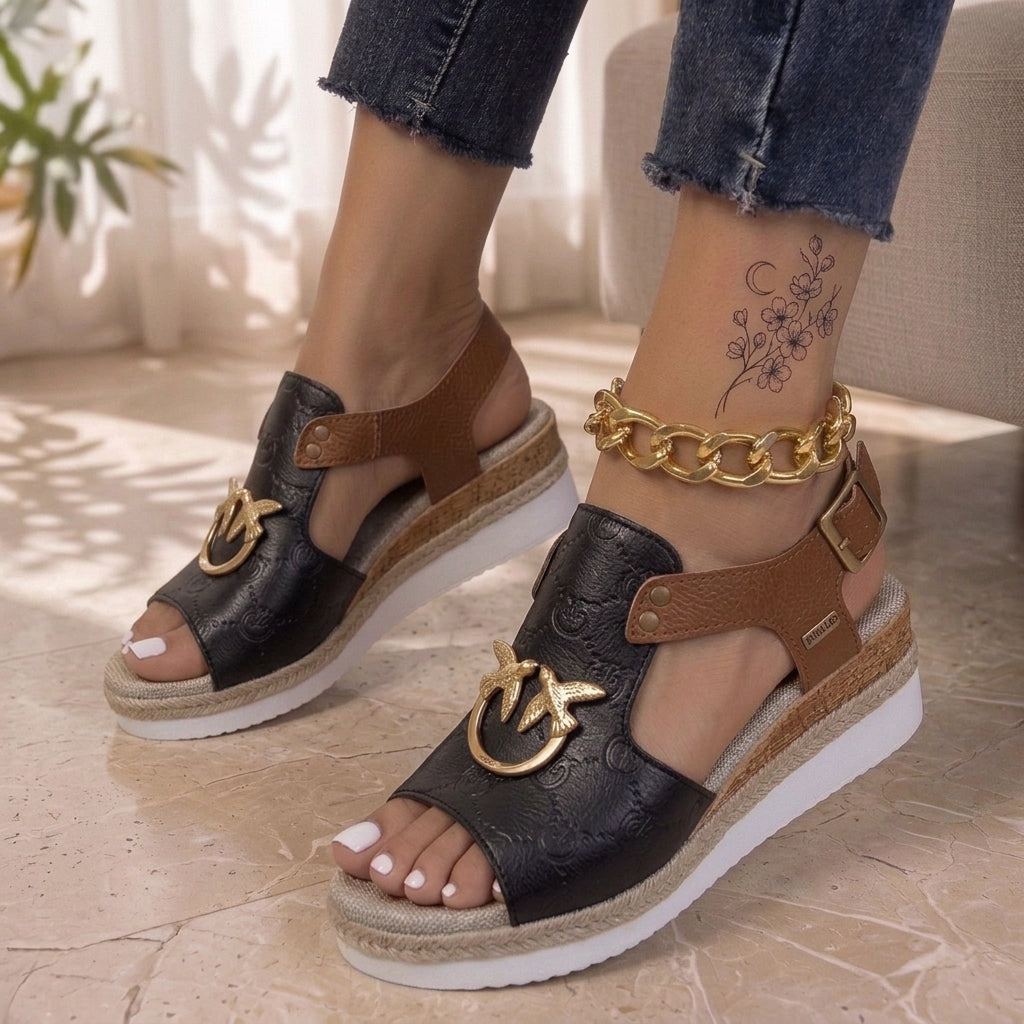 SANDALIAS DE CUÑA CON DETALLES METÁLICOS